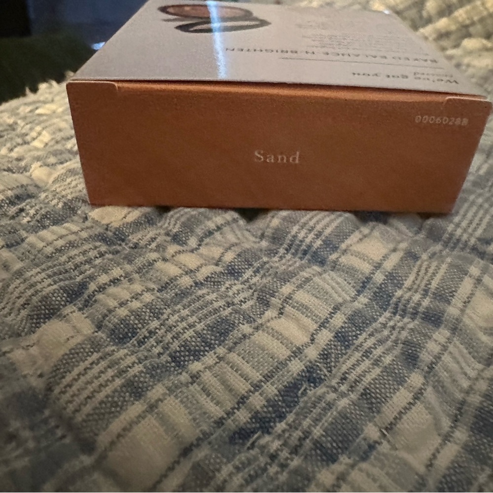 Laura Geller Baked Balance-N-Brighten Foundation SAND - Picture 3 of 3
